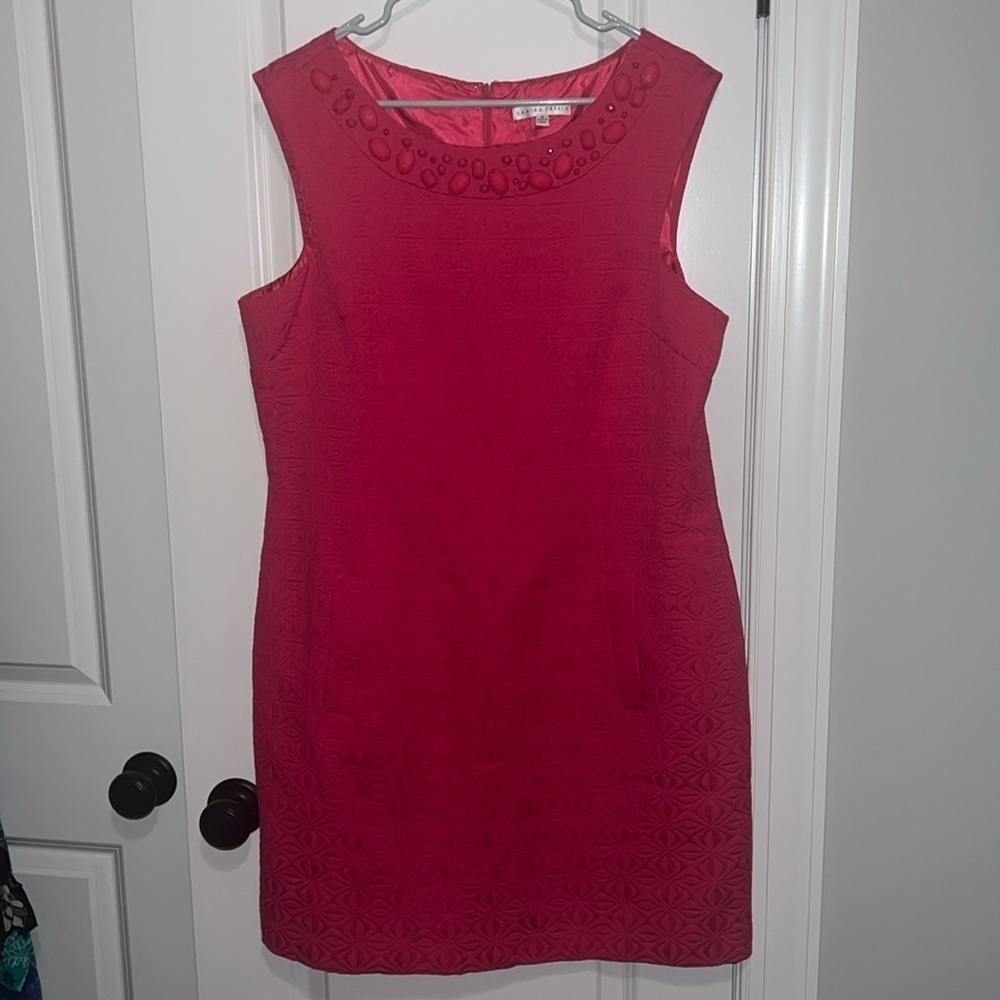 Sandra Darren size 16 Pink dress w pockets & beaded neckline geometric pattern